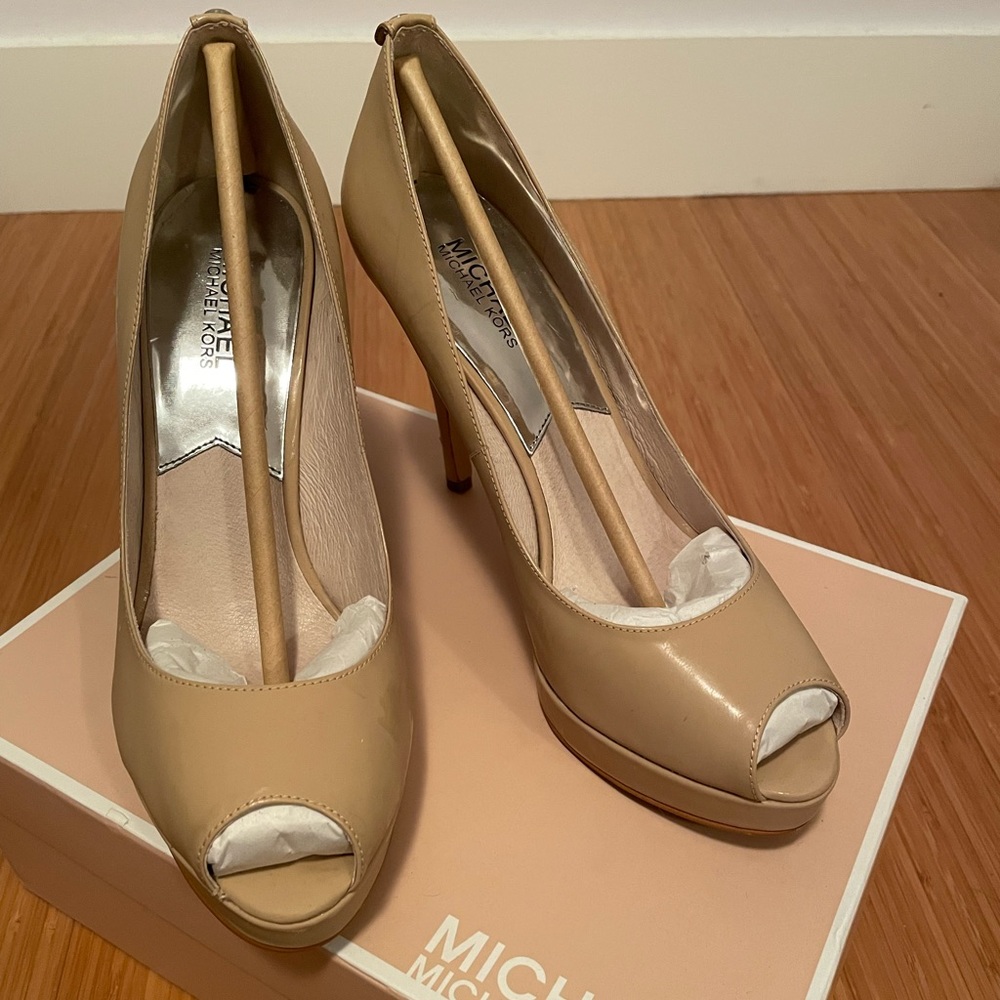 👠 Micheal Kors Patent Leather Nude York Peep-Toe High Heel 👠